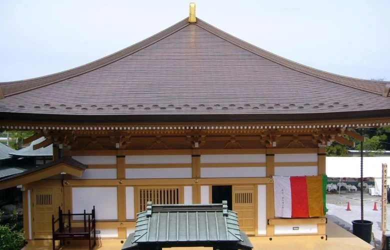 社寺の大屋根と正面